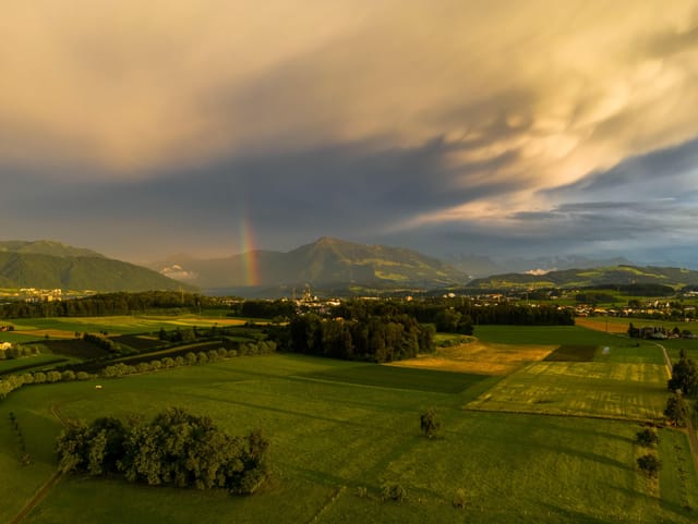 Dunkel Wolken inklusive Regenbogen