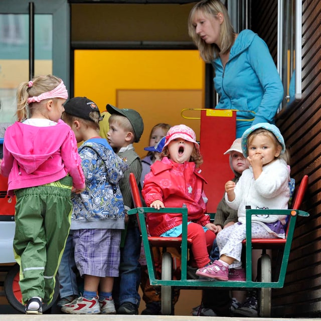 Kinder stehen vor einer Kinderkrippe Kinder stehen vor einer Kinderkrippe