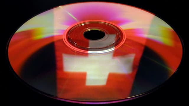 Symbolbild: CD mit Schweizer Flagge, die sich darin spiegelt. Symbolbild: CD mit Schweizer Flagge, die sich darin spiegelt.