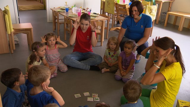 Szene in Kinderkrippe. Szene in Kinderkrippe.
