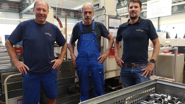 Gruppenbild in der Produktionshalle Gruppenbild in der Produktionshalle