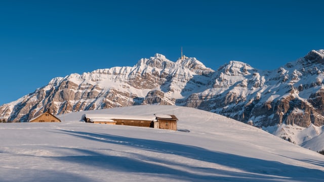 Blick von der Schwägalp zum Säntis und in einen wolkenlosen Himmel. Blick von der Schwägalp zum Säntis und in einen wolkenlosen Himmel.