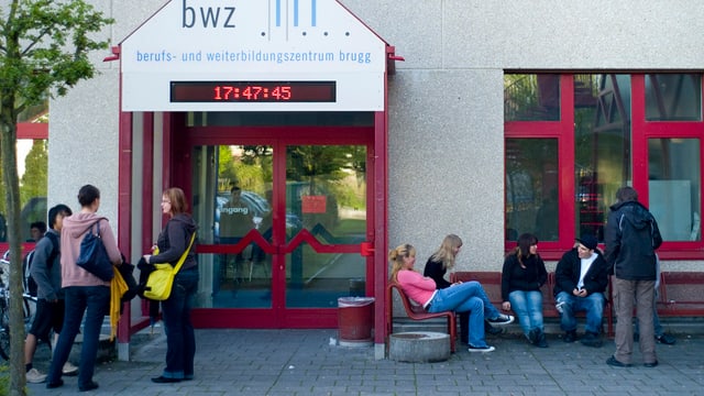 Schüler vor der Berufsschule BWZ in Brugg. Schüler vor der Berufsschule BWZ in Brugg.