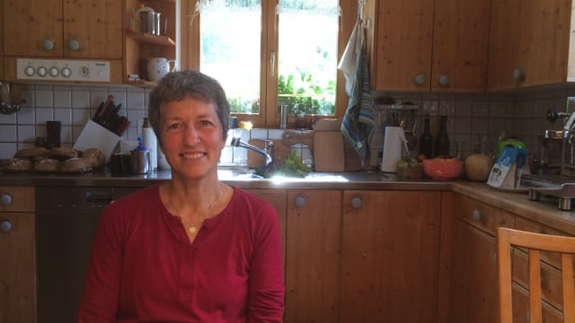 Edith Albin sesa en sia cuschina a Tersnaus. Edith Albin sesa en sia cuschina a Tersnaus.