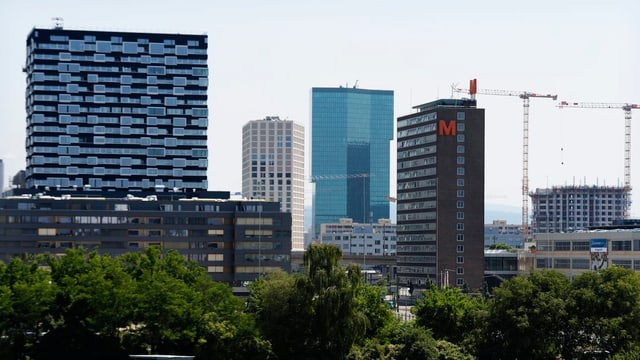 Skyline von Zürich West mit Prime-Tower und anderen Gebäuden Skyline von Zürich West mit Prime-Tower und anderen Gebäuden