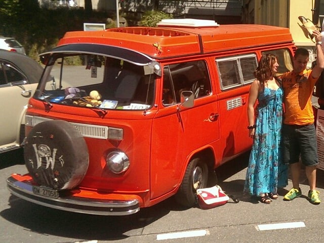 Die Farbe sticht ins Auge. Sandra Britschgi mit ihrem Hippie-Bus.