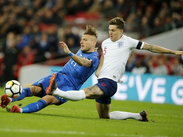Italiens Ciro Immobile gegen Englands John Stones, 2018 bei einem Testspiel. Italiens Ciro Immobile gegen Englands John Stones, 2018 bei einem Testspiel.