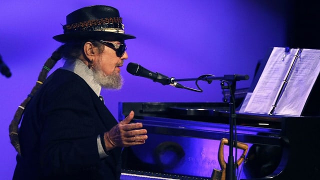 Musiker Dr. John sitzt am Klavier und spielt ein Konzert. Musiker Dr. John sitzt am Klavier und spielt ein Konzert.