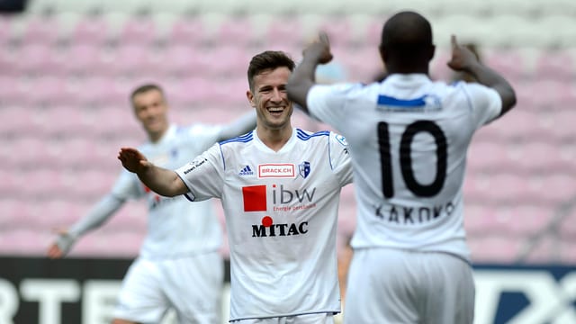 Mergim Brahimi (links) und Yannick Kakoko nach dem Spiel gegen Servette im März 2014. Kakoko war auch Torschütze beim Spiel vom Mittwoch gegen Winterthur. Mergim Brahimi (links) und Yannick Kakoko nach dem Spiel gegen Servette im März 2014. Kakoko war auch Torschütze beim Spiel vom Mittwoch gegen Winterthur.