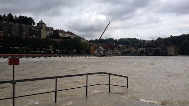Am 13. Juli führte die Aare in Bern Hochwasser. Am 13. Juli führte die Aare in Bern Hochwasser.