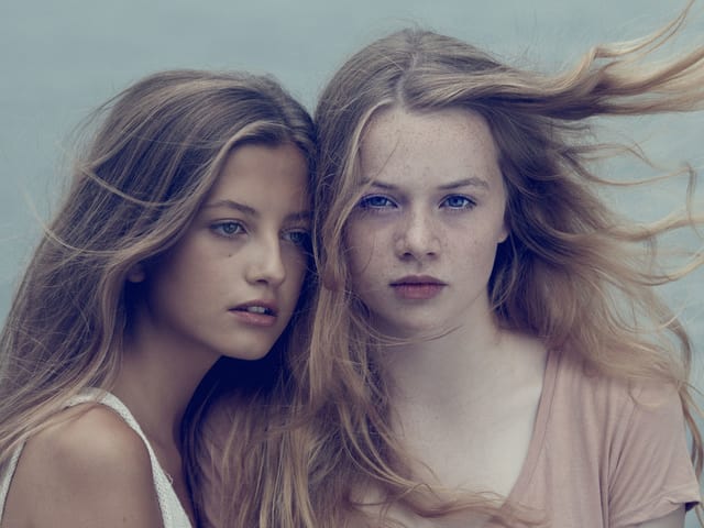 Die beiden Hauptdarstellerinnen von «Blue My Mind» mit wehenden Haaren. Die beiden Hauptdarstellerinnen von «Blue My Mind» mit wehenden Haaren.