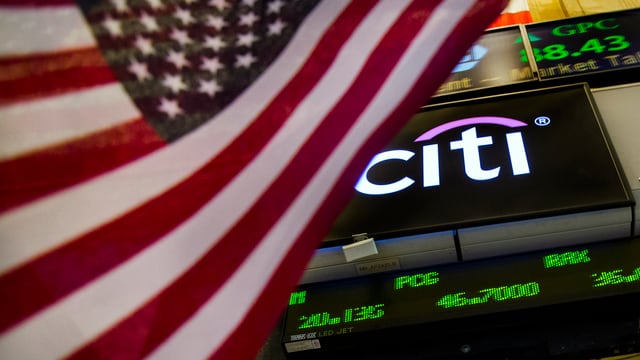 Das Logo der Citigroup hinter einer amerikanischen Fahne an der Börse in New York.