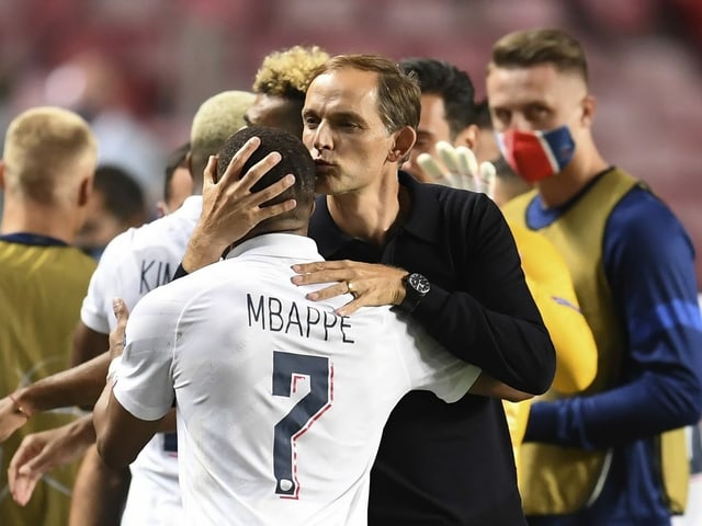 Thomas Tuchel drückt einen Kuss aus das Haupt von Kylian Mbappé. Thomas Tuchel drückt einen Kuss aus das Haupt von Kylian Mbappé.