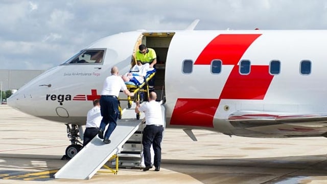 jet che persunal da la rega porta aint in pazient sin ina bara jet che persunal da la rega porta aint in pazient sin ina bara