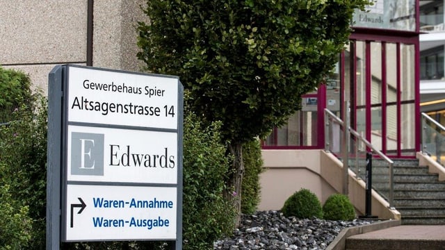 Eingang zu einem Firmengebäude mit einer Hinweistafel. Eingang zu einem Firmengebäude mit einer Hinweistafel.