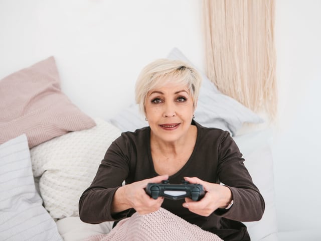 Frau Spielt mit Konsole. Frau Spielt mit Konsole.