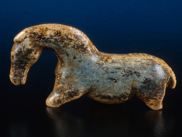 Das Pferd aus Mammut-Elfenbein, das 1931 in der Vogelherdhöhle gefunden wurde.