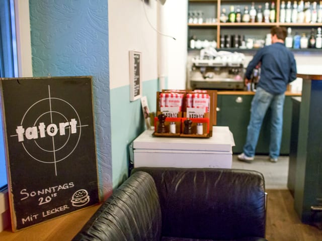 Ein «Tatort»-Schild steht in einer Bar. Ein «Tatort»-Schild steht in einer Bar.