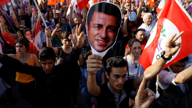 Anhänger des pro-kurdischen Präsidentschaftskandidaten Selahattin Demirtas. Anhänger des pro-kurdischen Präsidentschaftskandidaten Selahattin Demirtas.