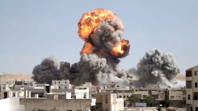 Rauchpilz bei Explosion in einer Stadt Rauchpilz bei Explosion in einer Stadt