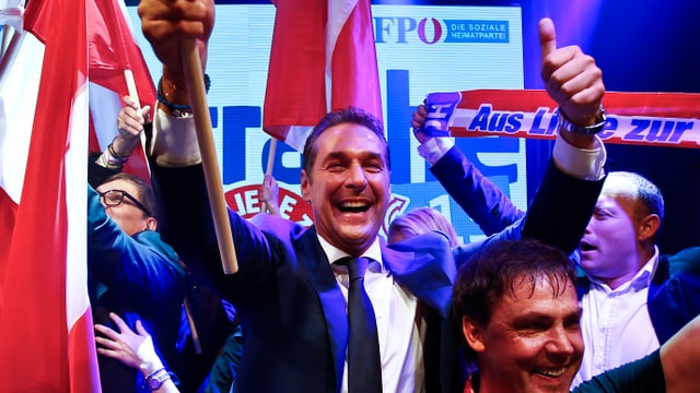 H.C. Strache feiert den Wahlsieg seiner FPÖ. H.C. Strache feiert den Wahlsieg seiner FPÖ.