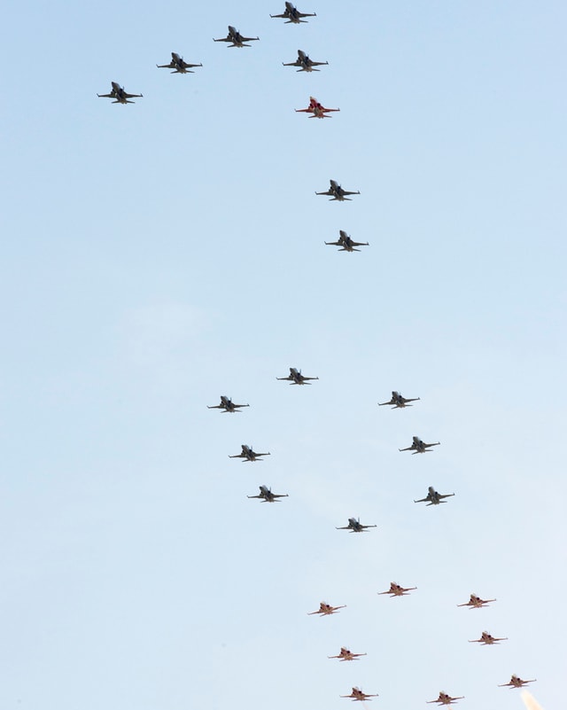 24 F-5 Tiger-Jets bilden zusammen eine Zahl «100». 24 F-5 Tiger-Jets bilden zusammen eine Zahl «100».