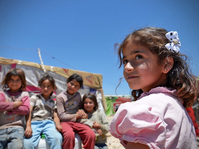 Aya ist eins von zahlreichen Kindern, die Medair mit Notunterkünften versorgt. Einen sicheren Ort zu haben, gibt Kindern wie Aya Hoffnung auf eine bessere Zukunft. Aya ist eins von zahlreichen Kindern, die Medair mit Notunterkünften versorgt. Einen sicheren Ort zu haben, gibt Kindern wie Aya Hoffnung auf eine bessere Zukunft.