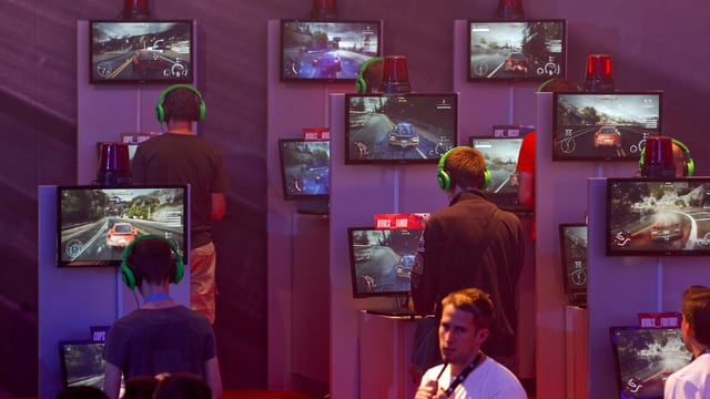 Besucher spielen Need for Speed Besucher spielen Need for Speed