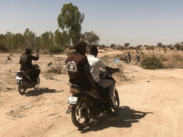 Männer auf Motorrädern Männer auf Motorrädern