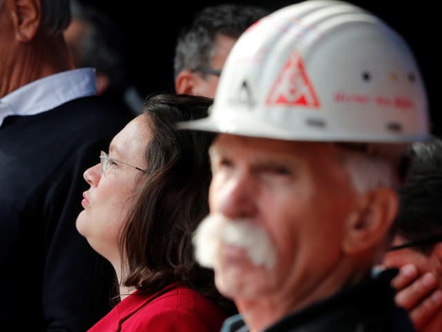 Nahles steht hinter einem Stahlarbeiter Nahles steht hinter einem Stahlarbeiter