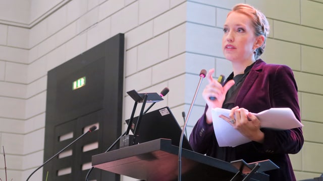 Tele 1 Moderatorin Viviane Speranda bei einem Referat. Tele 1 Moderatorin Viviane Speranda bei einem Referat.