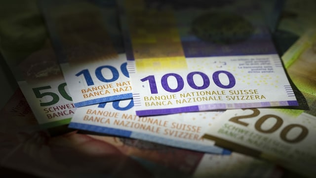 Verschiedene Schweizer Banknoten liegen übereinander. Verschiedene Schweizer Banknoten liegen übereinander.