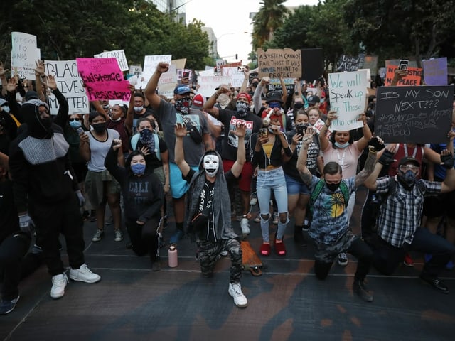 Demonstrierende in Nevada mit Schutzmasken.