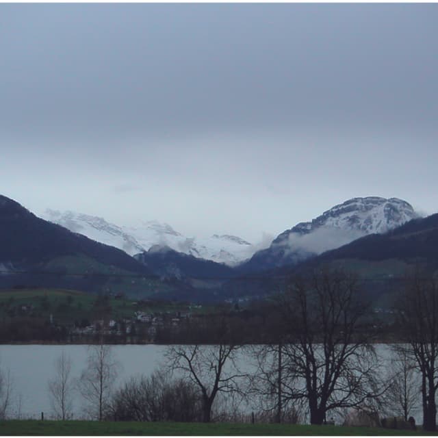Ein grauer Wolkendeckel hängt über den Bergen, man sieht kaum in die Ferne. Ein grauer Wolkendeckel hängt über den Bergen, man sieht kaum in die Ferne.