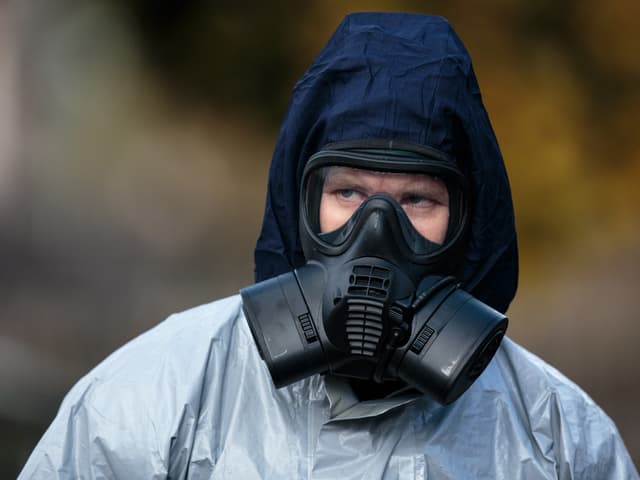 Mann mit Schutzanzug am Tatort in Salisbury. Mann mit Schutzanzug am Tatort in Salisbury.