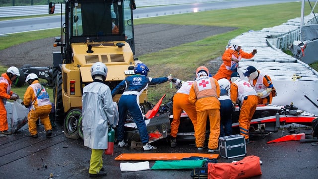 Rettungskräfte bergen Jules Bianchi Rettungskräfte bergen Jules Bianchi