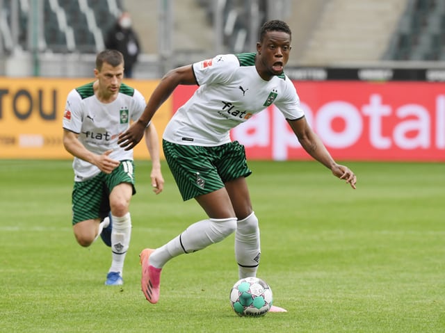 Dennis Zakaria auf dem Spielfeld mit Ball