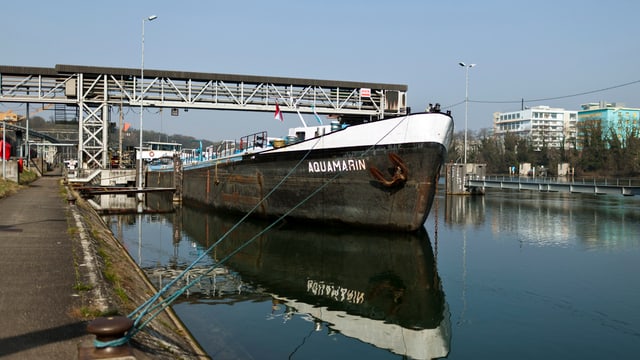 Ein Schiff liegt im Basler Rheinhafen am Quai.