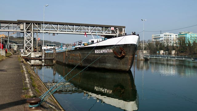 Ein Schiff liegt im Basler Rheinhafen am Quai. Ein Schiff liegt im Basler Rheinhafen am Quai.