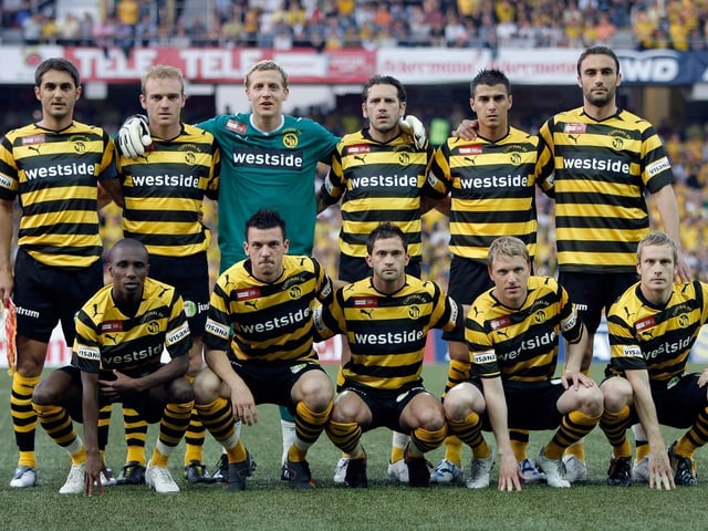 Eine frühere YB-Startelf posiert Arm in Arm. Eine frühere YB-Startelf posiert Arm in Arm.