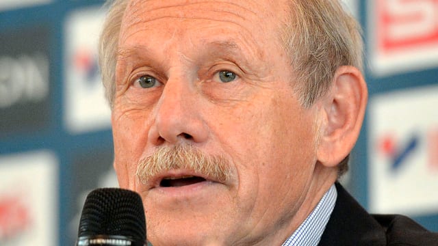 Hansjörg Wirz an einer Pressekonferenz. Hansjörg Wirz an einer Pressekonferenz.