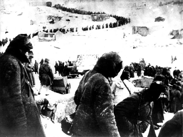 Lange Reihe von Soldaten. Mehrere hundert Mann in einer Linie. Lange Reihe von Soldaten. Mehrere hundert Mann in einer Linie.
