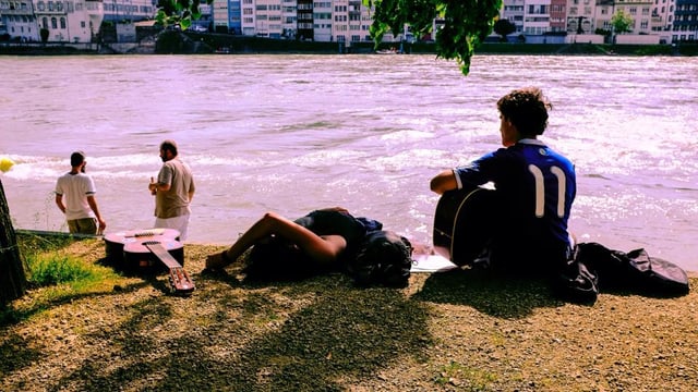 Menschen sitzen gemütlich am Fluss Menschen sitzen gemütlich am Fluss