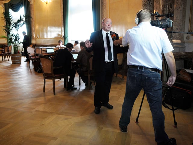 Giezendanner gibt ein Interview.