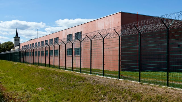 Blick von aussen auf die Freiburger Strafanstalt Bellechasse. Blick von aussen auf die Freiburger Strafanstalt Bellechasse.