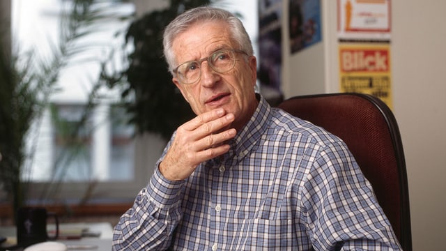 Regisseur Rolf Lyssy sitzt an Pult. Regisseur Rolf Lyssy sitzt an Pult.