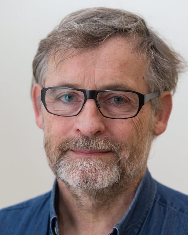 Portrait Stefan Grass, Mann mit grauen Haaren und Brille