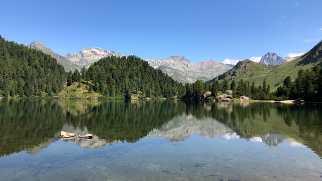 Wolkenloser Lagh da Cavloc beim Malojapass. Wolkenloser Lagh da Cavloc beim Malojapass.