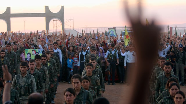 Kurdische YGP-Kämpfer trauern um gefallene Kameraden. Kurdische YGP-Kämpfer trauern um gefallene Kameraden.