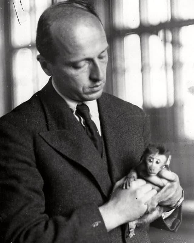 Jan Zabinski mit einem Affen Jan Zabinski mit einem Affen